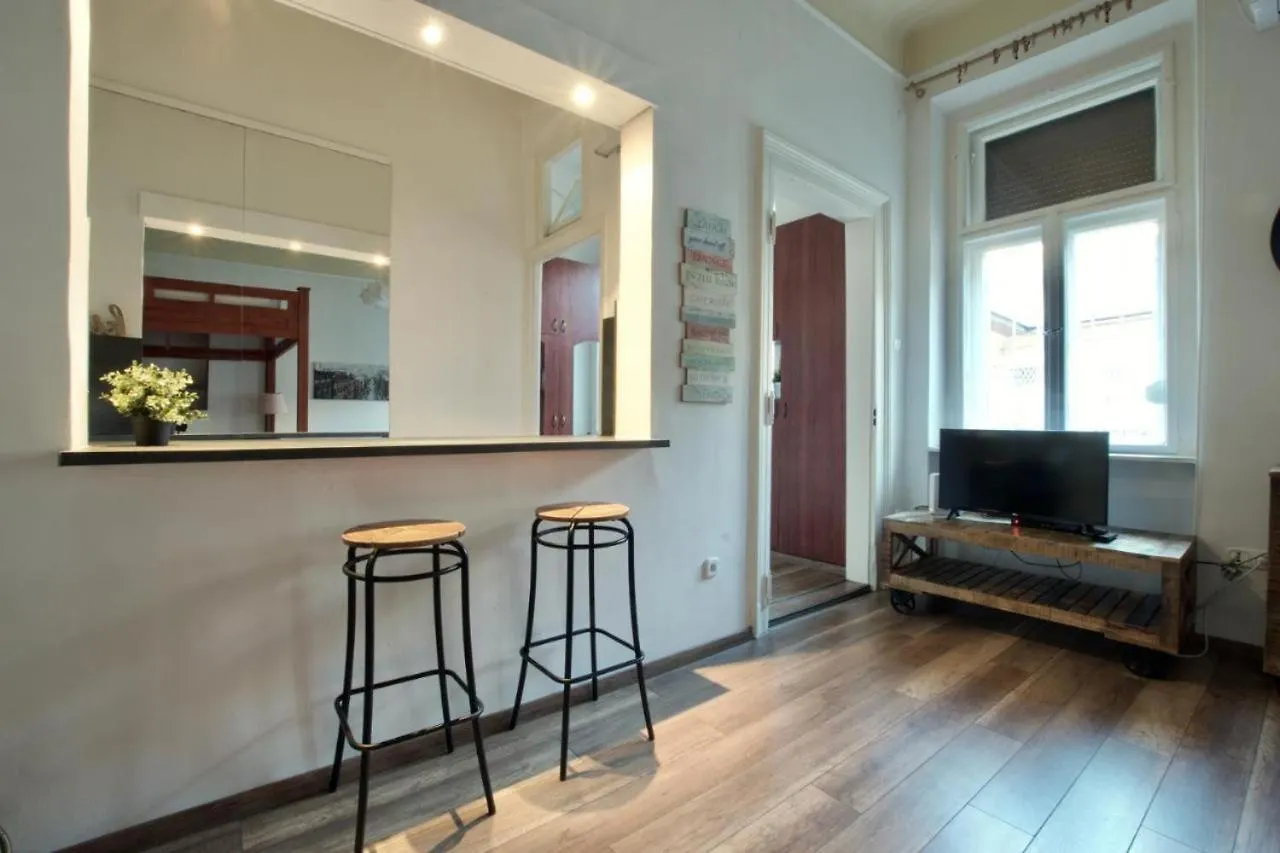 Scarlet Timber Apartment Budapest
